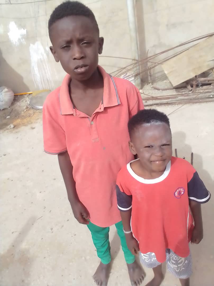 Mamadou mit seinem kleinen Bruder