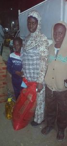 Frau Ngom und ihre Kinder Lamine und Astou holen ihre Waren ab.